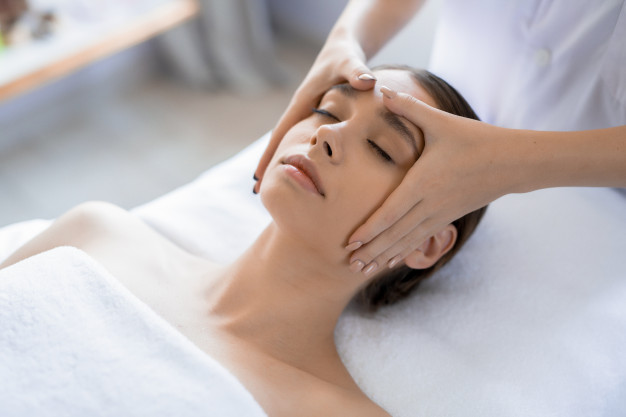 Massage làm săn chắc da mặt